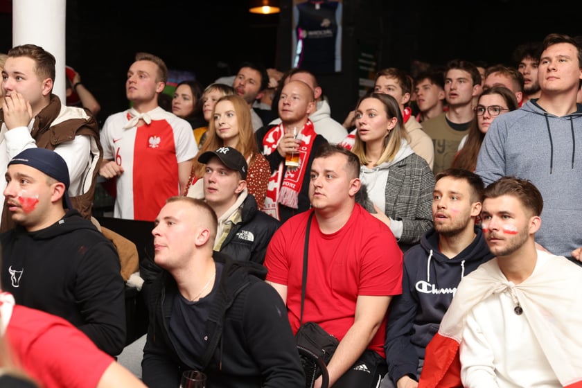 Kibice w Pubie Sportowym Wembley oglądają mecz Polska-Argentyna