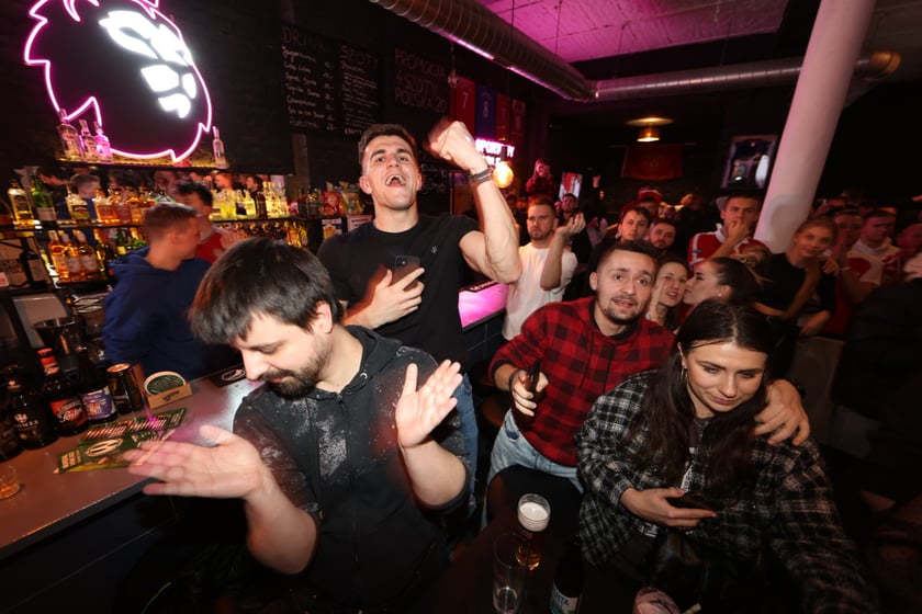 Kibice w Pubie Sportowym Wembley oglądają mecz Polska-Argentyna