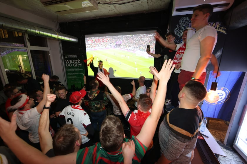 Kibice w Pubie Sportowym Wembley oglądają mecz Polska-Argentyna