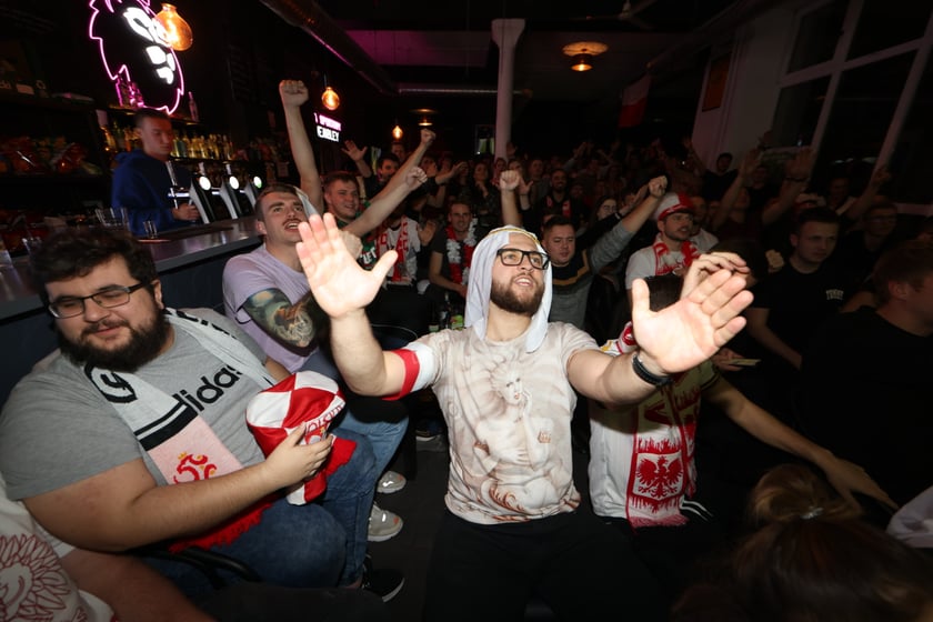 Kibice w Pubie Sportowym Wembley oglądają mecz Polska-Argentyna