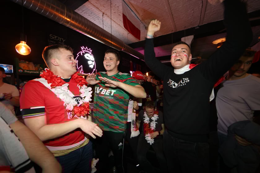 Kibice w Pubie Sportowym Wembley oglądają mecz Polska-Argentyna