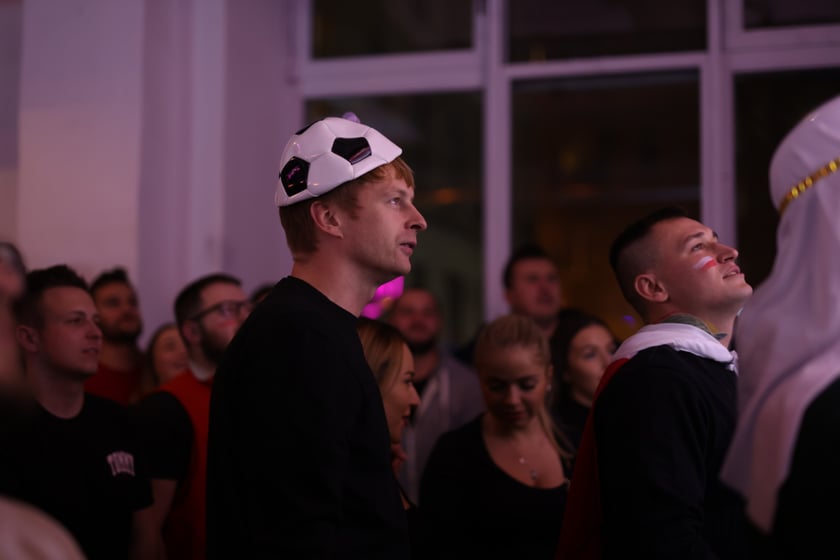 Kibice w Pubie Sportowym Wembley oglądają mecz Polska-Argentyna