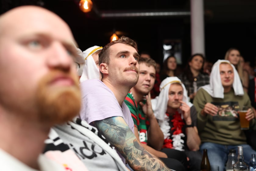 Kibice w Pubie Sportowym Wembley oglądają mecz Polska-Argentyna