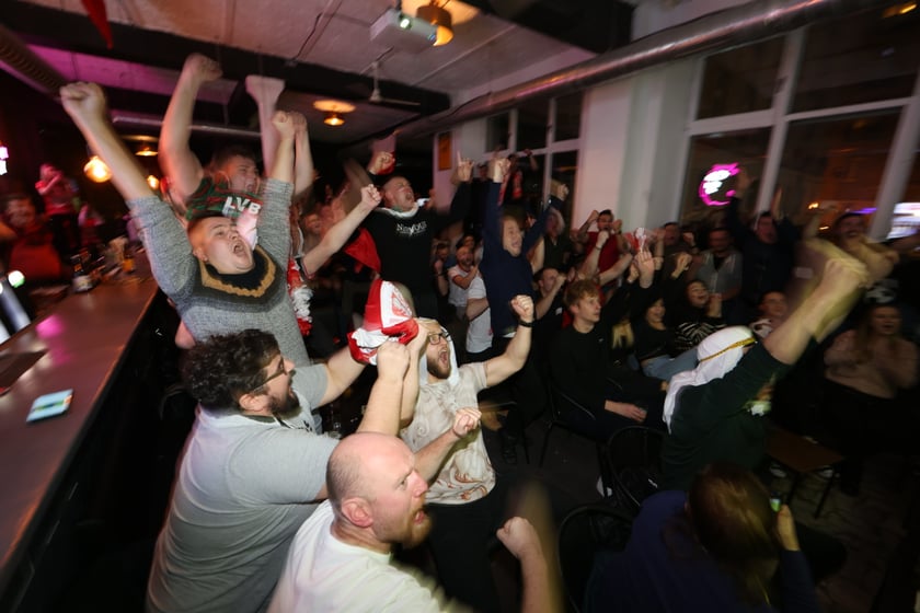 Kibice w Pubie Sportowym Wembley oglądają mecz Polska-Argentyna