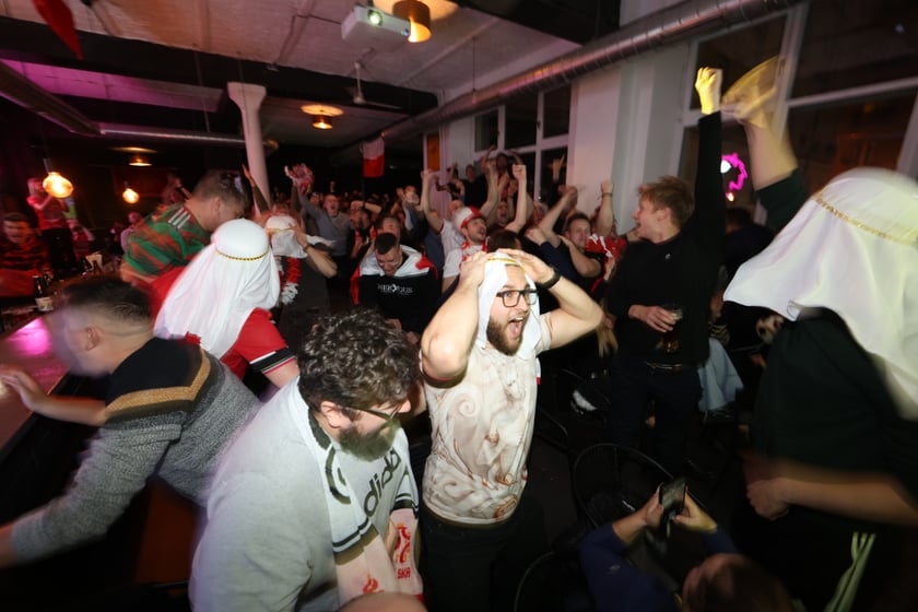 Kibice w Pubie Sportowym Wembley oglądają mecz Polska-Argentyna