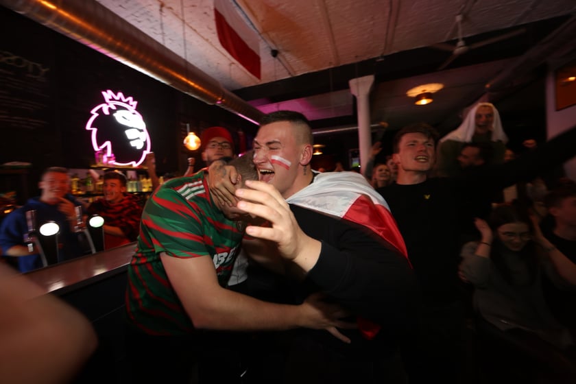 Kibice w Pubie Sportowym Wembley oglądają mecz Polska-Argentyna