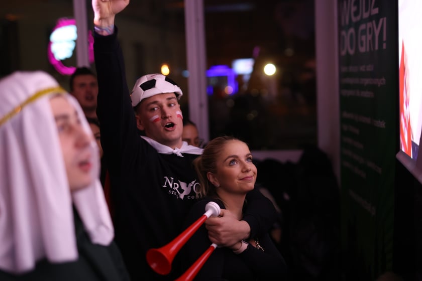 Kibice w Pubie Sportowym Wembley oglądają mecz Polska-Argentyna
