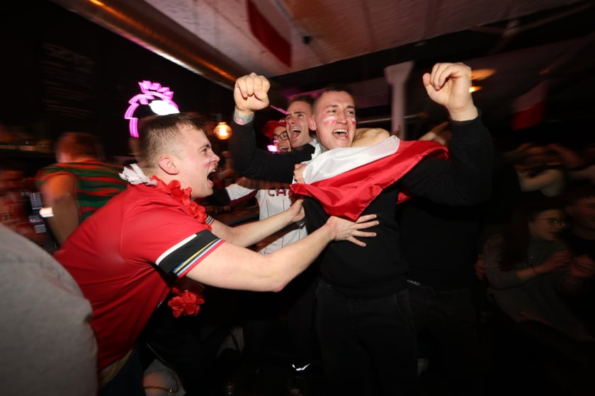 Kibice w Pubie Sportowym Wembley oglądają mecz Polska-Argentyna
