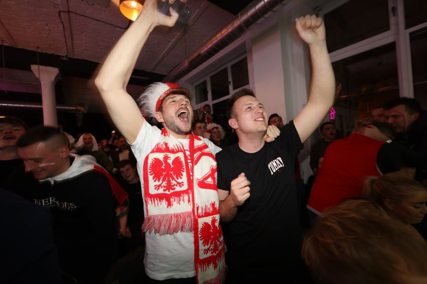 Kibice w Pubie Sportowym Wembley oglądają mecz Polska-Argentyna
