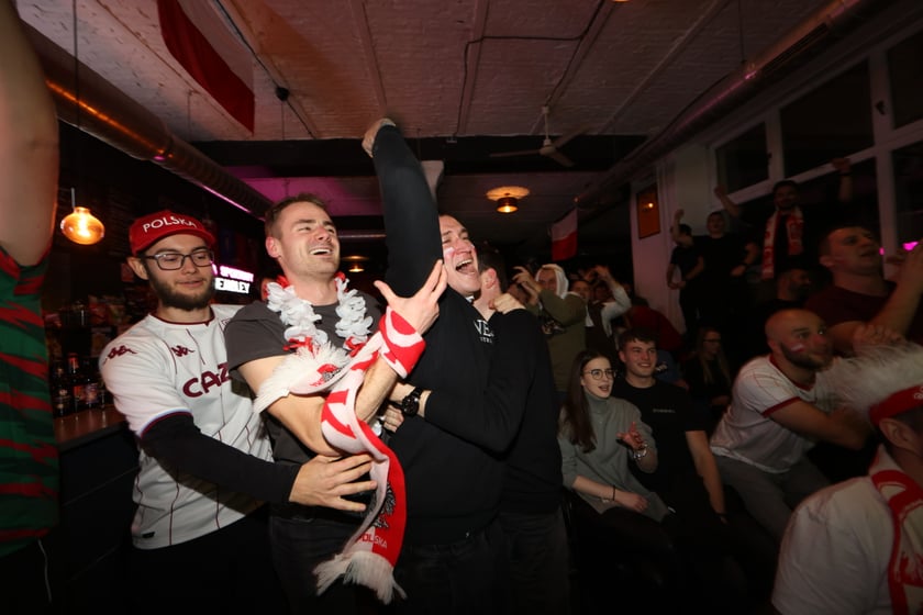 Kibice w Pubie Sportowym Wembley oglądają mecz Polska-Argentyna