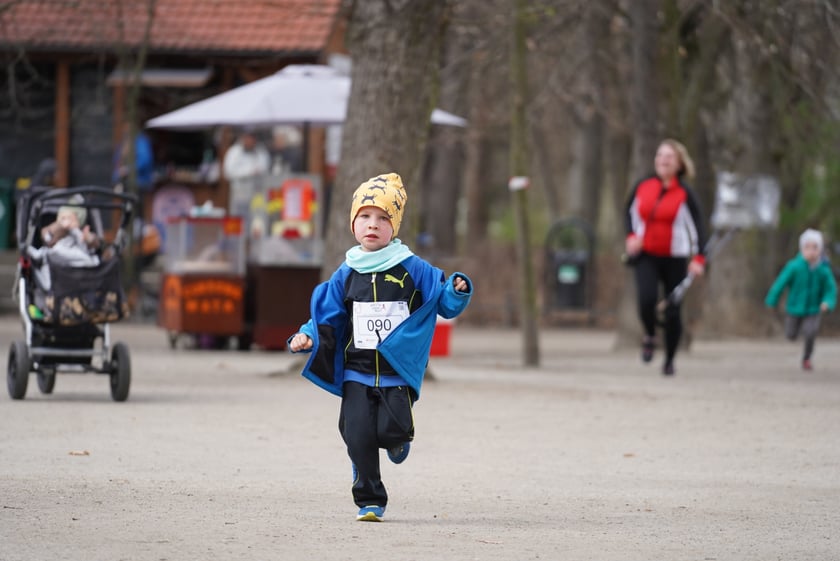 Uczestnicy ?Urodzinowego, charytatywnego biegu i marszu nordic walking dla Lenki? w parku Południowym