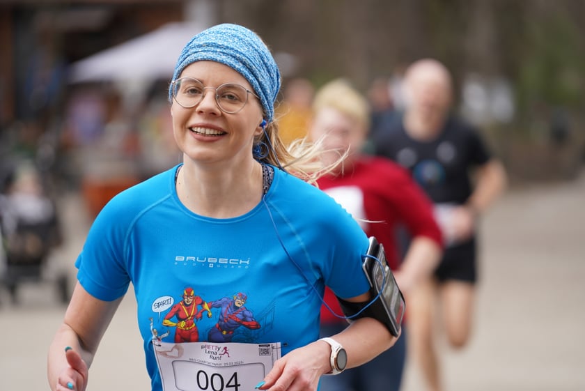 Uczestnicy ?Urodzinowego, charytatywnego biegu i marszu nordic walking dla Lenki? w parku Południowym