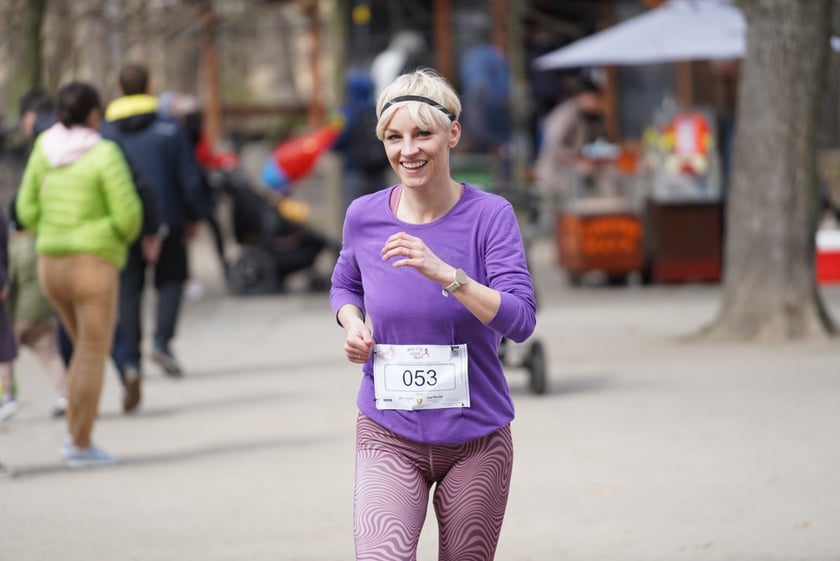Uczestnicy ?Urodzinowego, charytatywnego biegu i marszu nordic walking dla Lenki? w parku Południowym