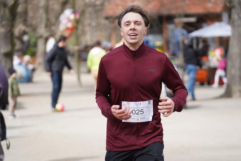 Uczestnicy ?Urodzinowego, charytatywnego biegu i marszu nordic walking dla Lenki? w parku Południowym