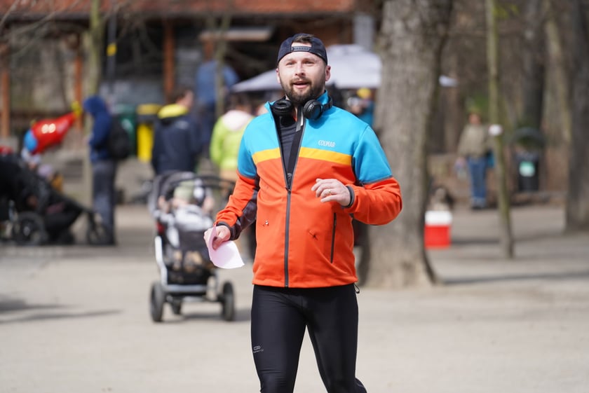 Uczestnicy ?Urodzinowego, charytatywnego biegu i marszu nordic walking dla Lenki? w parku Południowym