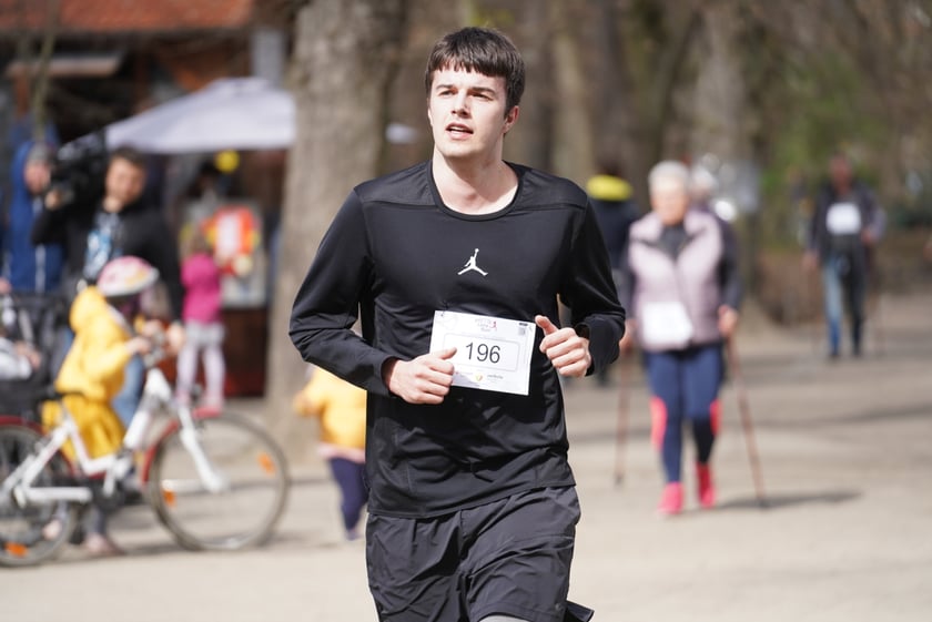 Uczestnicy ?Urodzinowego, charytatywnego biegu i marszu nordic walking dla Lenki? w parku Południowym