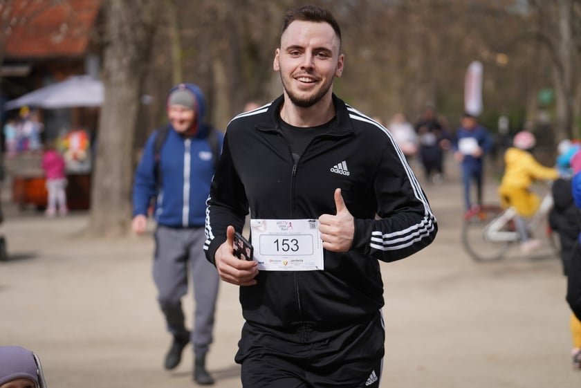 Uczestnicy ?Urodzinowego, charytatywnego biegu i marszu nordic walking dla Lenki? w parku Południowym