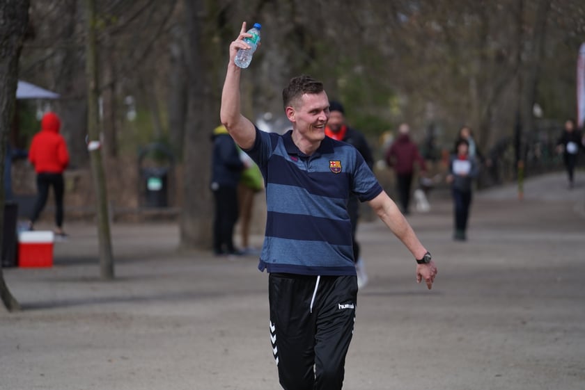 Uczestnicy ?Urodzinowego, charytatywnego biegu i marszu nordic walking dla Lenki? w parku Południowym