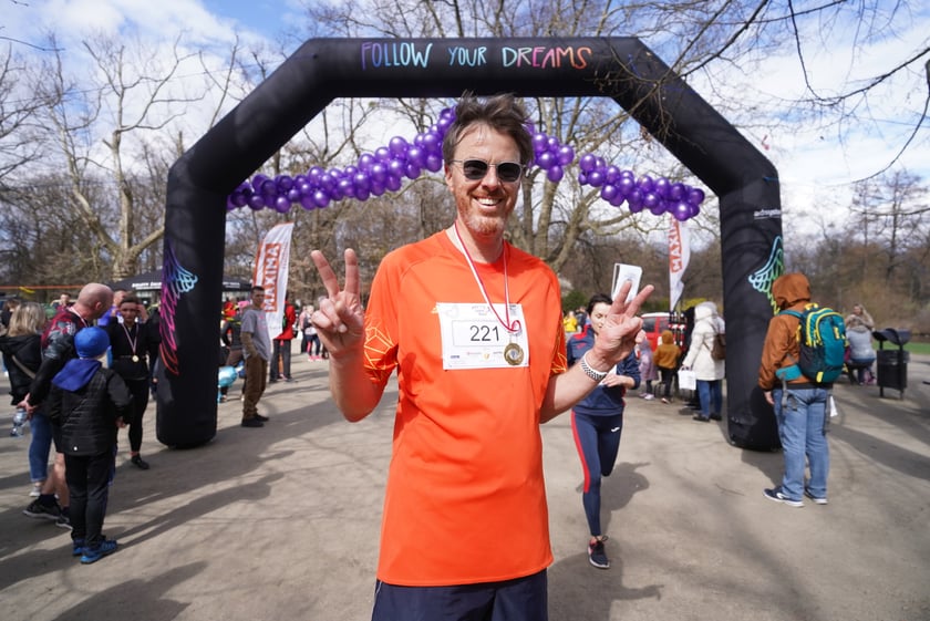 Uczestnicy ?Urodzinowego, charytatywnego biegu i marszu nordic walking dla Lenki? w parku Południowym