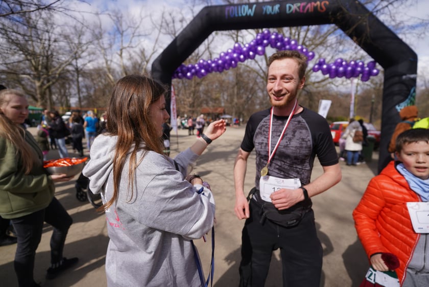 Uczestnicy ?Urodzinowego, charytatywnego biegu i marszu nordic walking dla Lenki? w parku Południowym