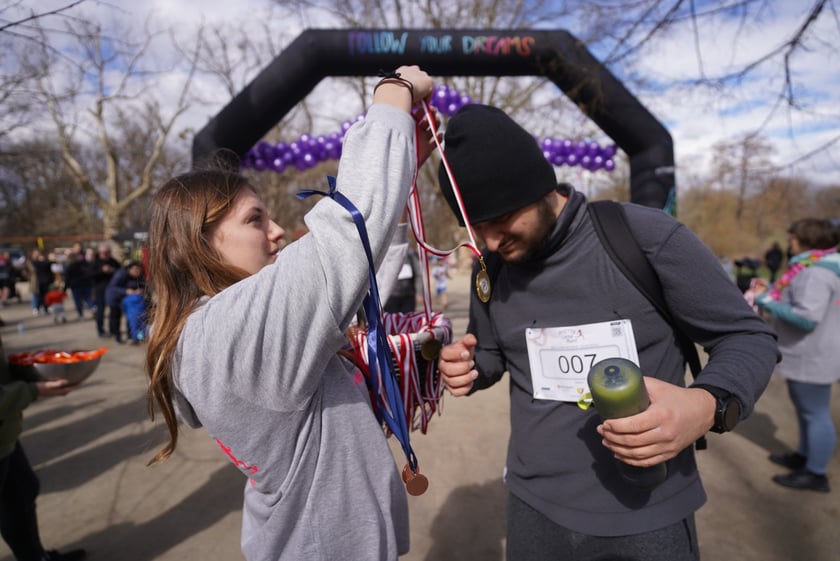 Uczestnicy ?Urodzinowego, charytatywnego biegu i marszu nordic walking dla Lenki? w parku Południowym
