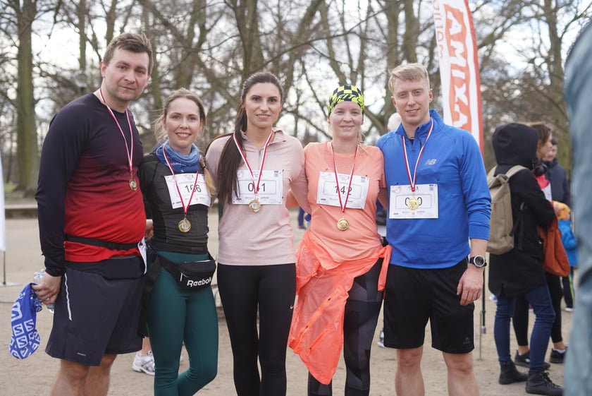 Uczestnicy ?Urodzinowego, charytatywnego biegu i marszu nordic walking dla Lenki? w parku Południowym