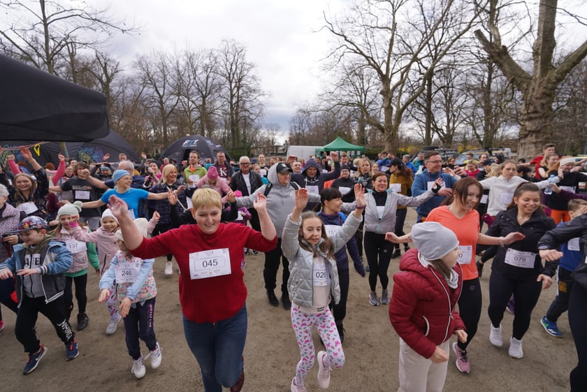 Uczestnicy ?Urodzinowego, charytatywnego biegu i marszu nordic walking dla Lenki? w parku Południowym