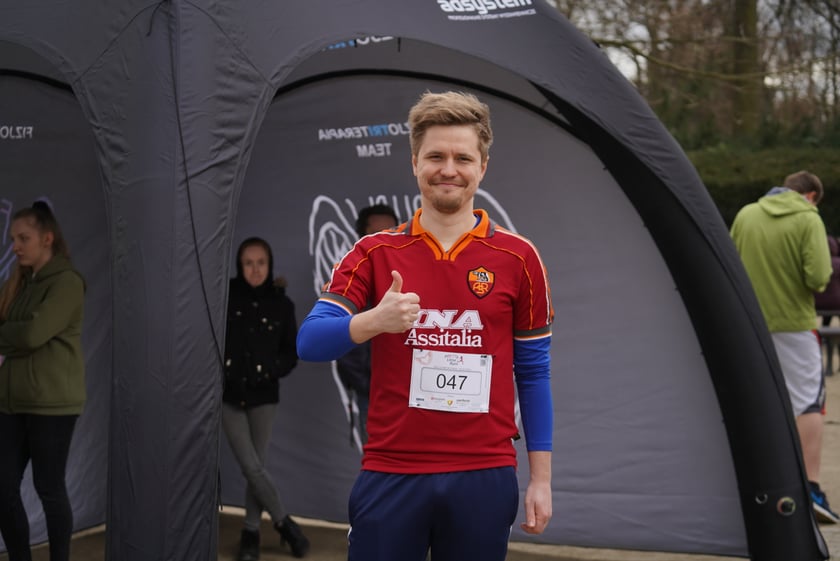 Uczestnicy ?Urodzinowego, charytatywnego biegu i marszu nordic walking dla Lenki? w parku Południowym