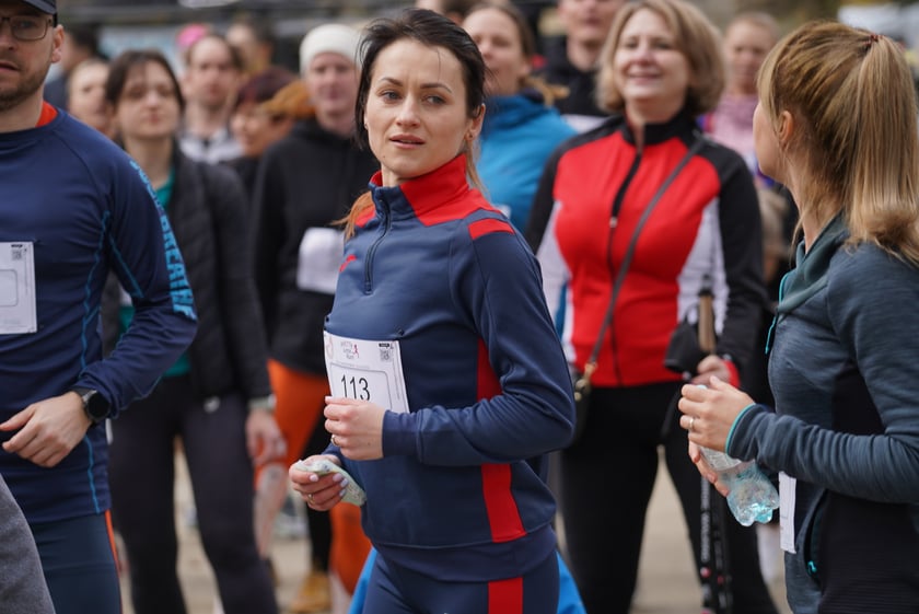 Uczestnicy ?Urodzinowego, charytatywnego biegu i marszu nordic walking dla Lenki? w parku Południowym