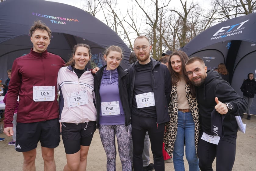 Uczestnicy ?Urodzinowego, charytatywnego biegu i marszu nordic walking dla Lenki? w parku Południowym