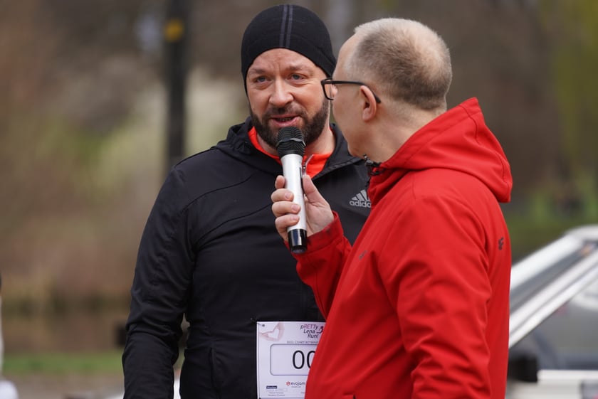 Uczestnicy ?Urodzinowego, charytatywnego biegu i marszu nordic walking dla Lenki? w parku Południowym