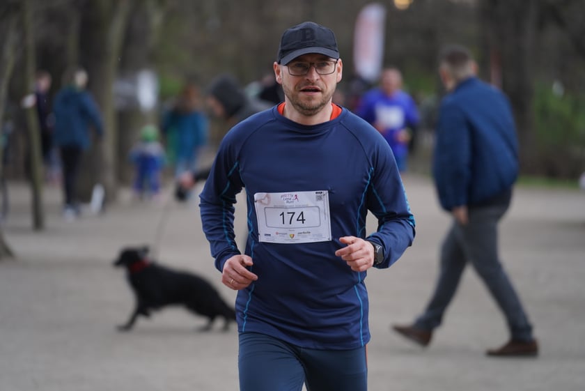 Uczestnicy ?Urodzinowego, charytatywnego biegu i marszu nordic walking dla Lenki? w parku Południowym