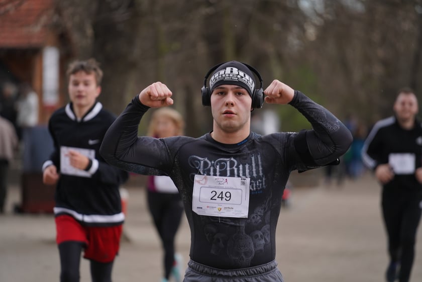 Uczestnicy ?Urodzinowego, charytatywnego biegu i marszu nordic walking dla Lenki? w parku Południowym