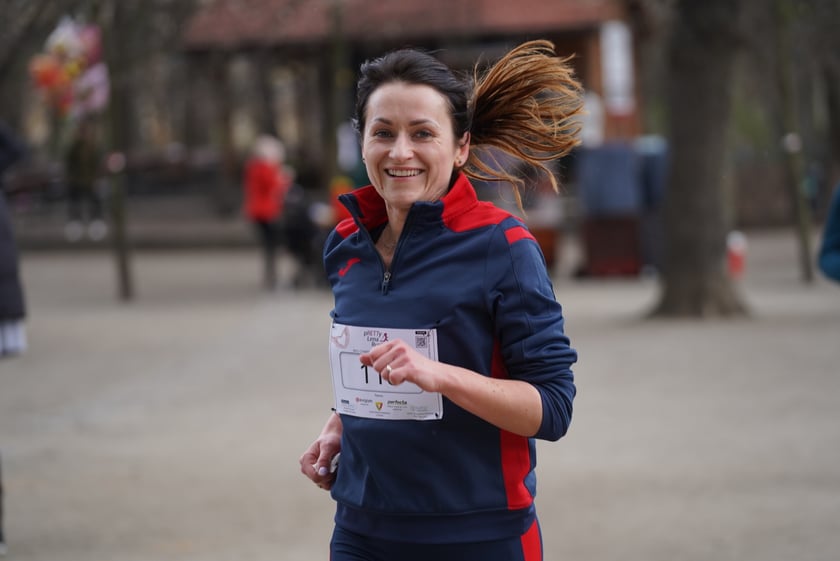 Uczestnicy ?Urodzinowego, charytatywnego biegu i marszu nordic walking dla Lenki? w parku Południowym