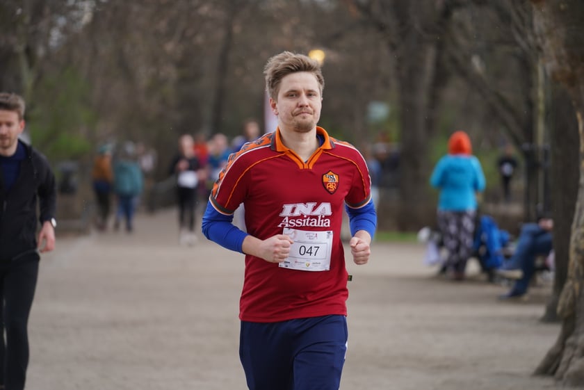 Uczestnicy ?Urodzinowego, charytatywnego biegu i marszu nordic walking dla Lenki? w parku Południowym