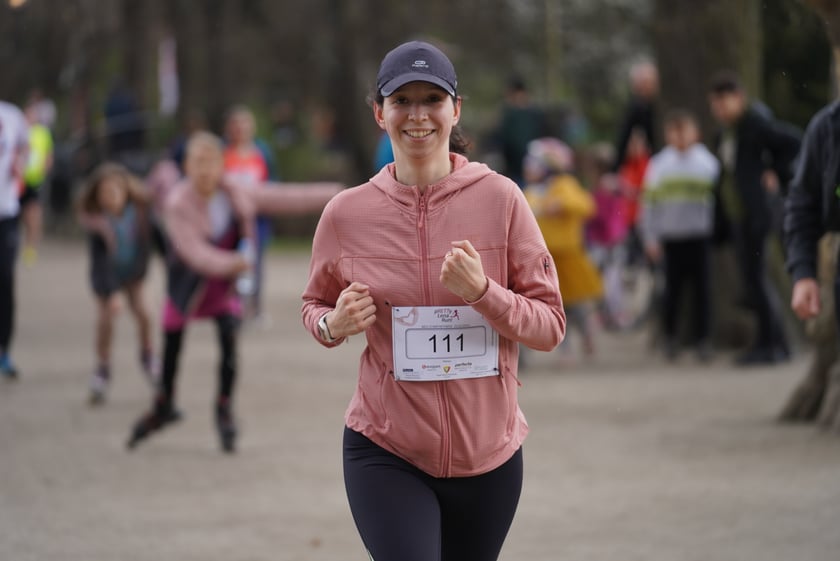 Uczestnicy ?Urodzinowego, charytatywnego biegu i marszu nordic walking dla Lenki? w parku Południowym