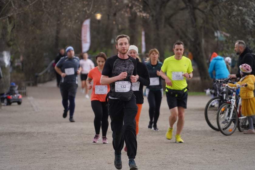 Uczestnicy ?Urodzinowego, charytatywnego biegu i marszu nordic walking dla Lenki? w parku Południowym