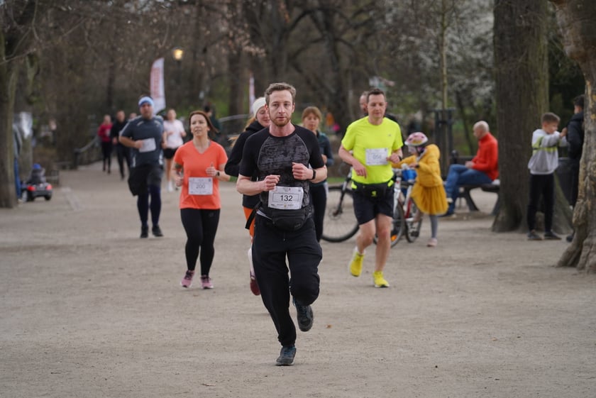 Uczestnicy ?Urodzinowego, charytatywnego biegu i marszu nordic walking dla Lenki? w parku Południowym