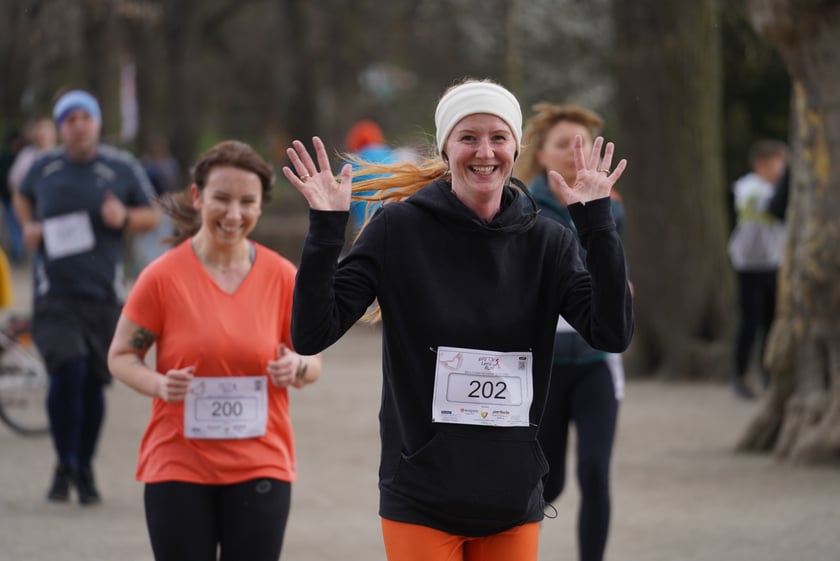 Uczestnicy ?Urodzinowego, charytatywnego biegu i marszu nordic walking dla Lenki? w parku Południowym