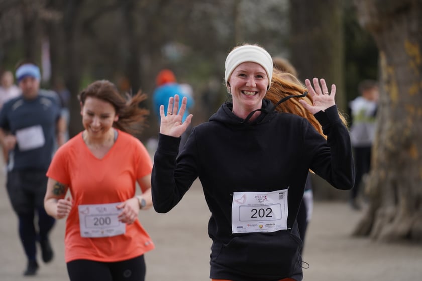 Uczestnicy ?Urodzinowego, charytatywnego biegu i marszu nordic walking dla Lenki? w parku Południowym