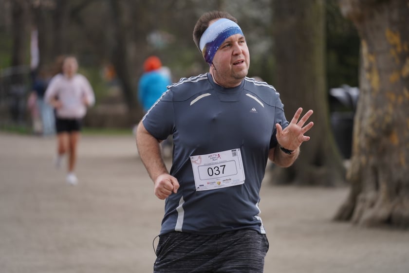 Uczestnicy ?Urodzinowego, charytatywnego biegu i marszu nordic walking dla Lenki? w parku Południowym