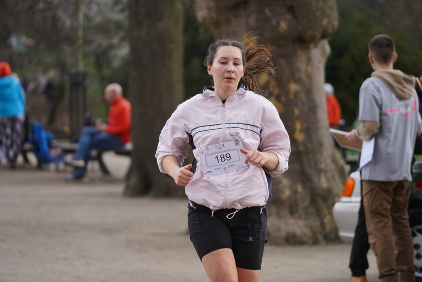 Uczestnicy ?Urodzinowego, charytatywnego biegu i marszu nordic walking dla Lenki? w parku Południowym