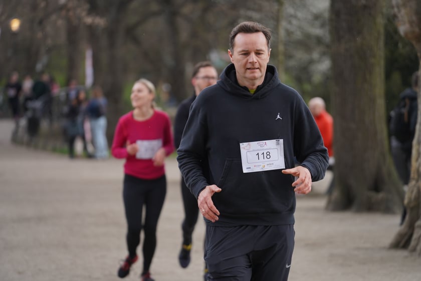 Uczestnicy ?Urodzinowego, charytatywnego biegu i marszu nordic walking dla Lenki? w parku Południowym