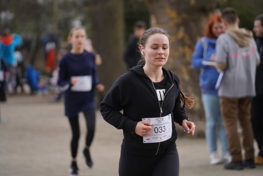 Uczestnicy ?Urodzinowego, charytatywnego biegu i marszu nordic walking dla Lenki? w parku Południowym
