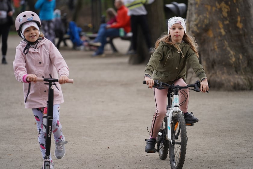 Uczestnicy ?Urodzinowego, charytatywnego biegu i marszu nordic walking dla Lenki? w parku Południowym
