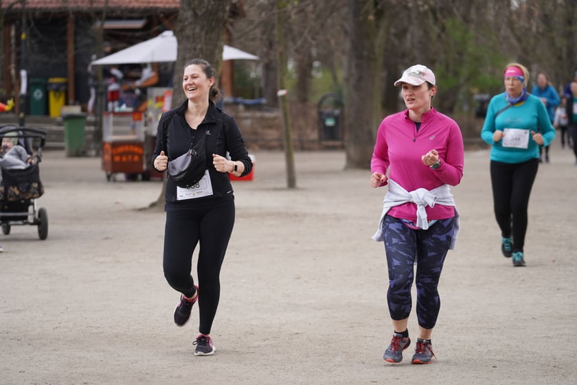 Uczestnicy ?Urodzinowego, charytatywnego biegu i marszu nordic walking dla Lenki? w parku Południowym