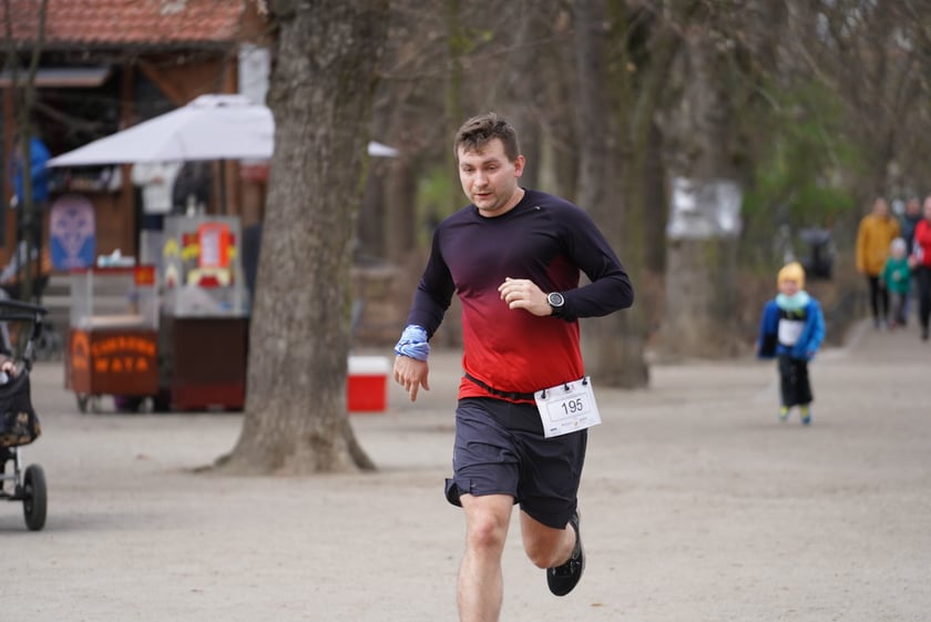 Uczestnicy ?Urodzinowego, charytatywnego biegu i marszu nordic walking dla Lenki? w parku Południowym