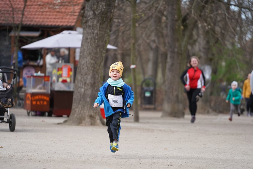 Uczestnicy ?Urodzinowego, charytatywnego biegu i marszu nordic walking dla Lenki? w parku Południowym