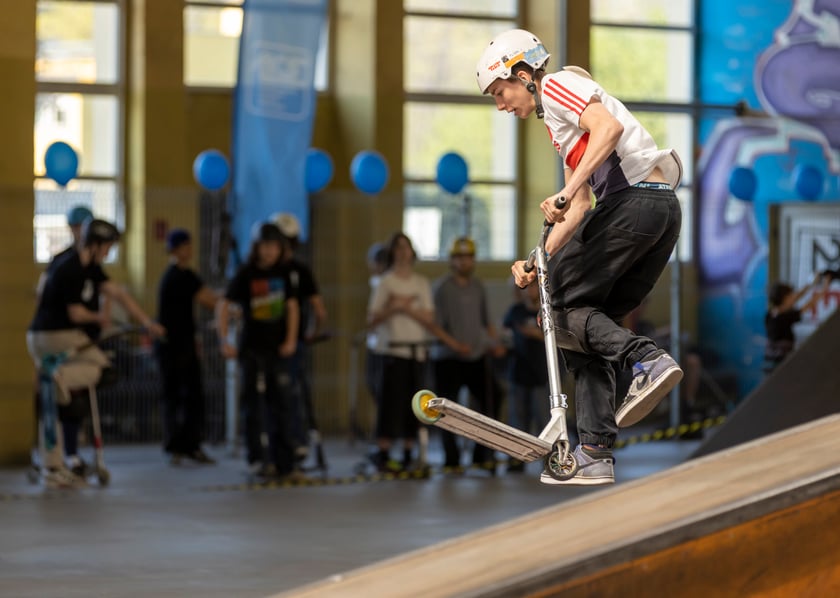 Zawody MC Scoot Dżem w wyczynowej jeździe na hulajnodze odbyły się w Centrum Sportów Ekstremalnych przy ul. Legnickiej 65