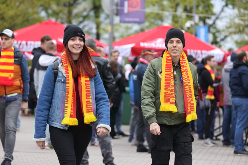 Zdjęcia kibiców z meczu żużlowego Betard Sparta Wrocław - Stal Gorzów, 7 maja 2023 r.